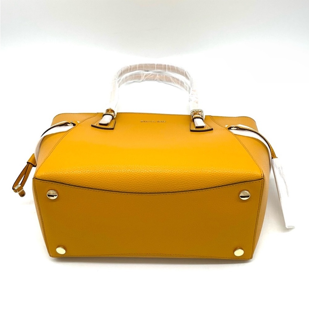 Michael Kors Voyager EW Tote Bag
Leather Marigold - Picture 6 of 9